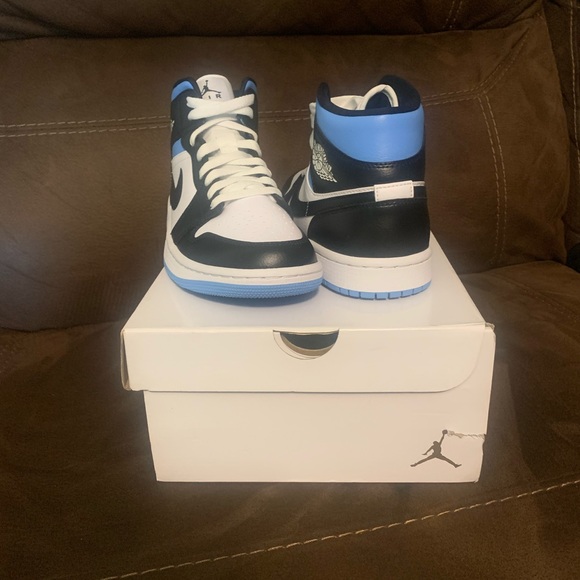 Nike Air Jordan 1 Mid Women’s - Picture 2 of 4